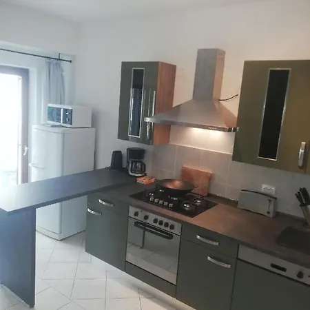 Nevija E Natale Opric