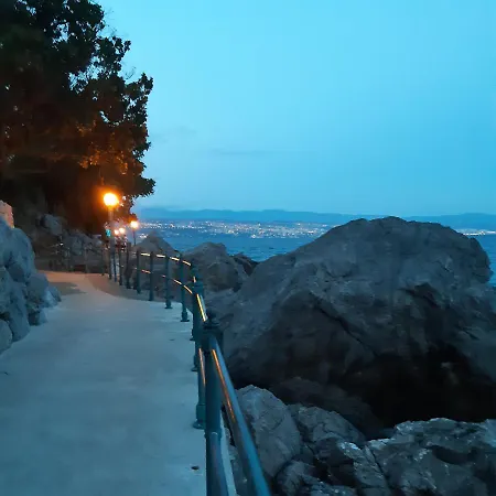 Nevija E Natale * Opric