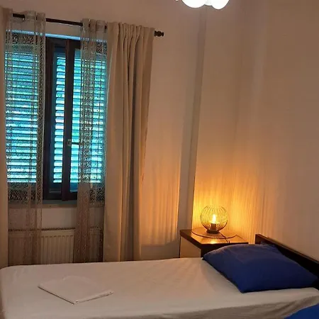 Nevija E Natale Opric