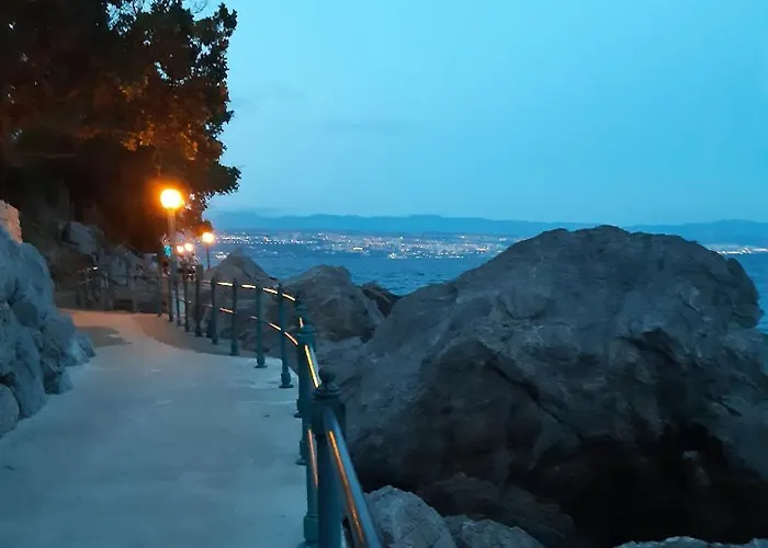 Nevija E Natale * Opric