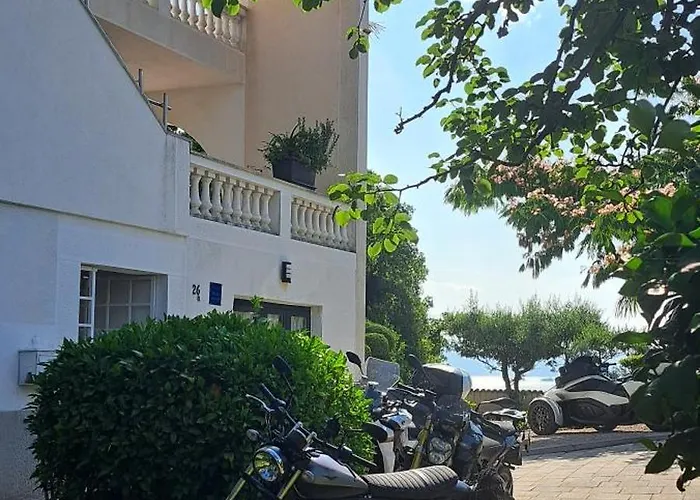 Nevija E Natale アパート Opric